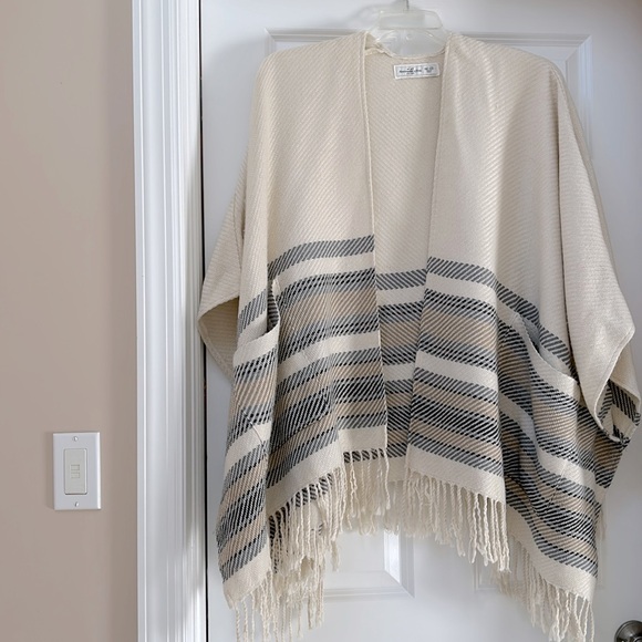 ABERCROMBIE & FITCH Shawl one size has pockets and fringe - Picture 2 of 8